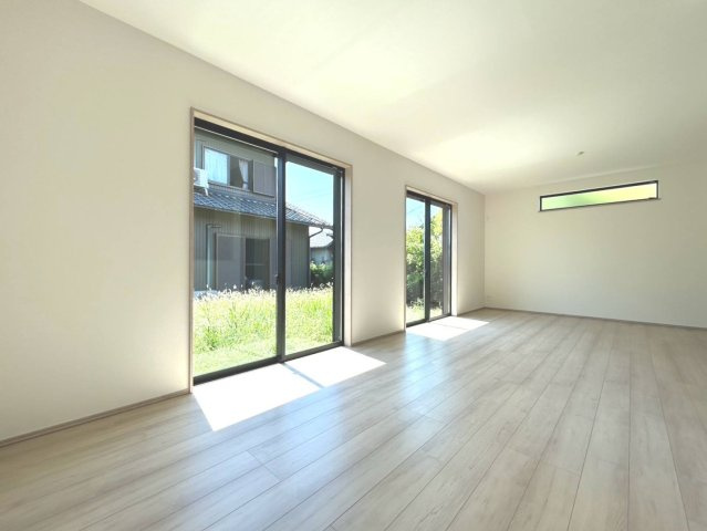 ハートフルタウン　一宮市北方町北方81番　全2区画分譲の居間・リビング|フローリング材には木目調で木材特有の風合いがあり、ナチュラルな美しさになっています。