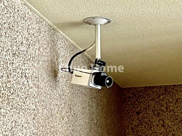 ノヴェル南砂の防犯設備|【防犯カメラ】何かあった時の大事な証拠になることももちろんなりますが、防犯というくらいですので大事なのは防犯カメラがあることによって抑止力につながることですよね。