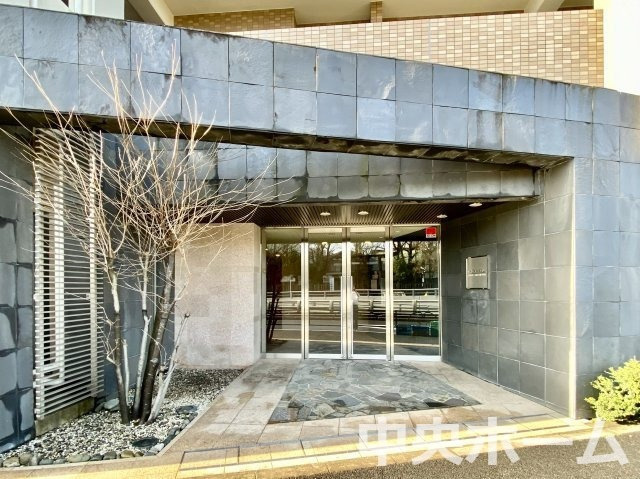 ノヴェル南砂のエントランス|【エントランス】マンションのエントランスは、その物件の印象を決める、顔とも言える場所です。毎日通る場所ですからきれいなのが一番です。エントランス内はオートロックですので暮らしの安全も確保されています。