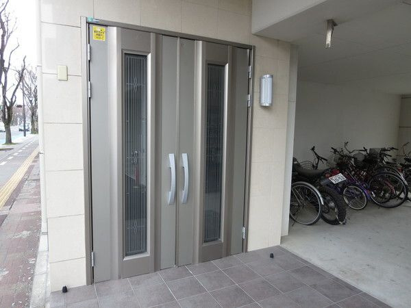 ローゼンハイム新大江のエントランス