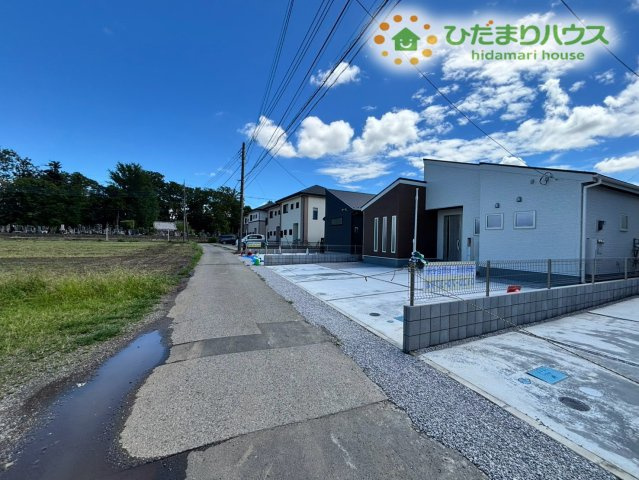 深谷市稲荷町北　第3　新築一戸建て　リーブルガーデン　01の前面道路含む現地写真