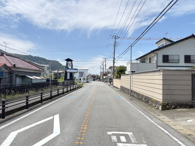 売土地　沼津市戸田の周辺|前面道路は幅員約9ｍとゆとりがあり、車での移動や駐車もスムーズに行えそうです。
