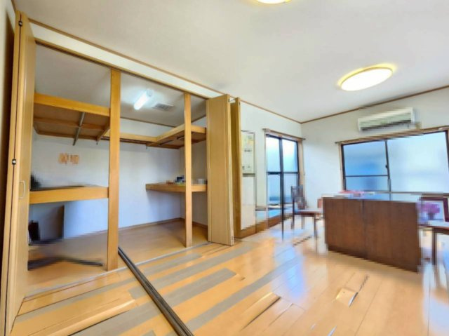 長岡京市柴の里の洋室|大容量の収納が、スッキリと美しく保ちます。
衣類、趣味用品、スーツケース等を収納していただけます。