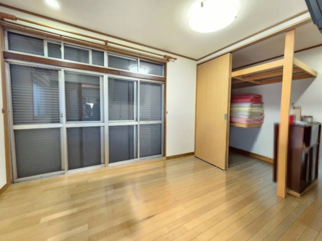長岡京市柴の里の洋室|1階 洋室（約6帖）
南向きの明るいお部屋です。お子様部屋にもぴったり◎