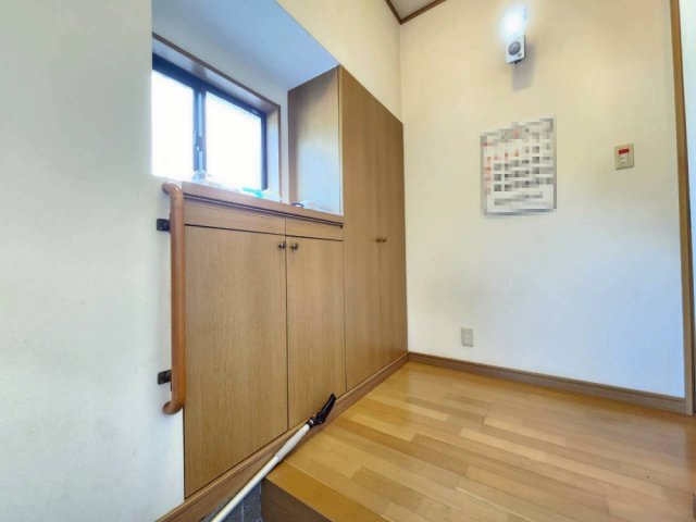 長岡京市柴の里の収納|玄関には、シューズクローゼットがございます。
ご家族分の靴をスッキリと収納できますね(^^)/
