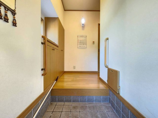 長岡京市柴の里の玄関|玄関手すり付きで、小さなお子様やご年配の方も安心してご利用いただけます！