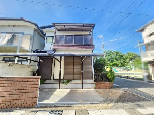 長岡京市柴の里の外観|駐車1台可能（車種による）
カーポート付きで、大切な愛車を雨風から守ってくれます。