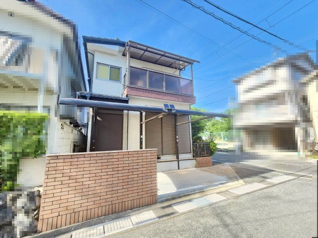 長岡京市柴の里の前面道路含む現地写真|南・東の2箇所にバルコニーがございます。
洗濯物の外干しにも便利です！