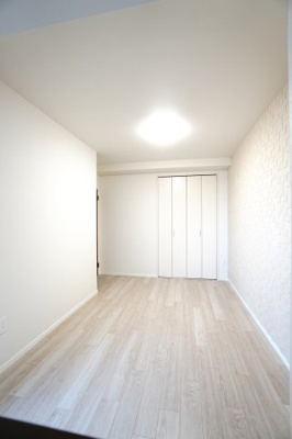 【洋室】 | 【上質リフォーム】Belles舟入幸町 | 【洋室約6.8帖】
どんな家具や敷物でも部屋に馴染みやすく、
コーディネートがし易そうですね。
配置も柔軟に対応できるので身の回りの整理もし易い！
自分好みの空間に出来そうですね！