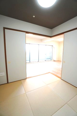 【和室】 | 【上質リフォーム】Belles舟入幸町 | 【Japanese-style room】
リビングに隣接した和室。
冬はコタツを置いたり、優しい畳の感触は
赤ちゃんのお昼寝にもぴったり！
居室スペースとしてだけでなく、客間としても活用できます。