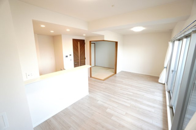 【居間・リビング】 | 【上質リフォーム】Belles舟入幸町 | 【約15.1帖LDK】
和の気配をやさしく残した空間に、明るい木目と光が溶け合う住まい。
和室戸襖の鴨居は、やわらかなアーチ型。
直線だけではない曲線の表情が、空間全体に穏やかさとぬくもりを添える。