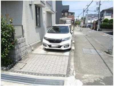パレブロンの駐車場