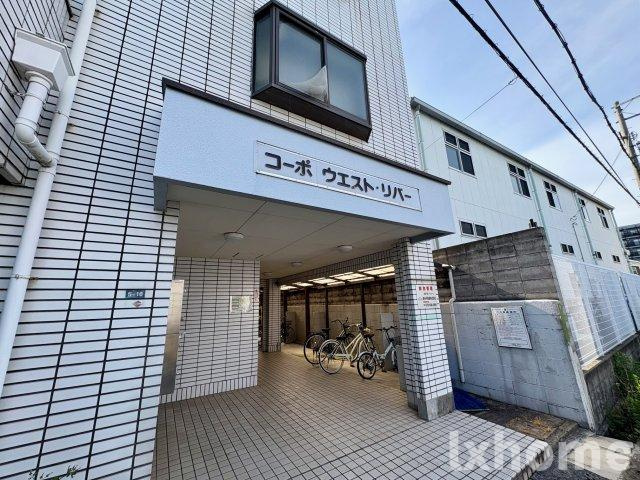 コーポウエストリバーのエントランス