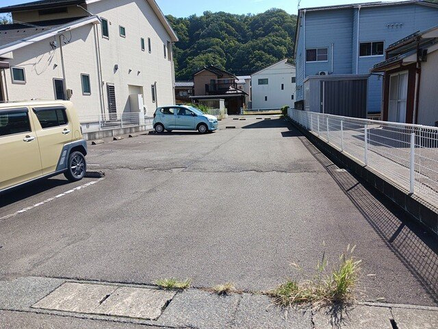 メゾン・ド・ルナの駐車場|駐車場があるので、車を買う予定の方も安心です
