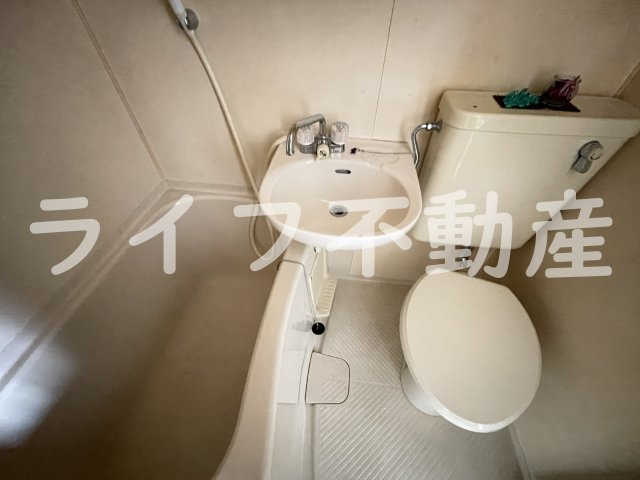 YOUハイム寿Ⅱ番館の独立洗面台|独立洗面台、小物を置くことができて便利です