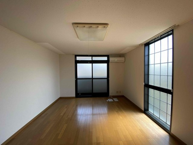 レオパレスラポールの居間・リビング|※同タイプ部屋の写真となります（角部屋）