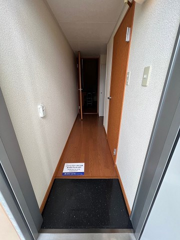 レオパレスパレス猪名寺の玄関|収納もある玄関です
