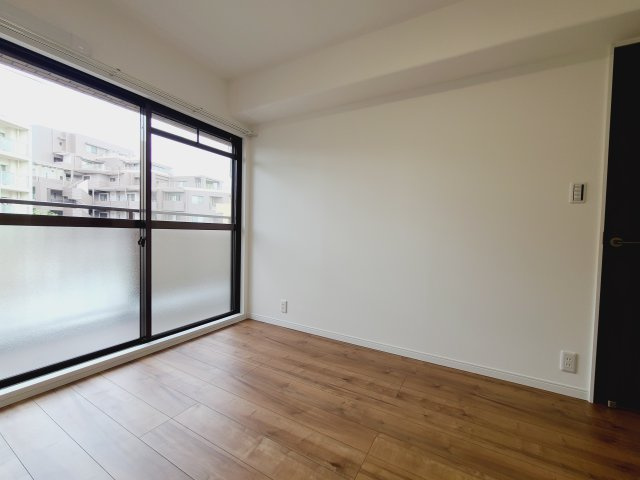ロワールマンション井尻2の洋室|〇居室はバルコニーに接続するので、開放感がありのびのびと過ごせるお部屋。