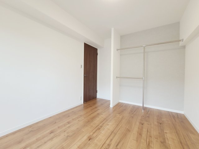 ロワールマンション井尻2の洋室|〇各部屋には窓が付いているので全体的に明るくなっております。広めの収納スペースもあるので嬉しいポイントですね。