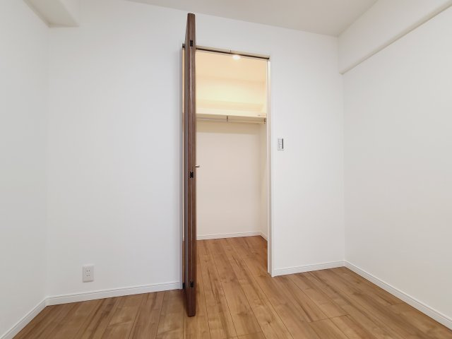 ロワールマンション井尻2の洋室|〇ウォークインクローゼットは家族みんなの衣類が収納できるように設計してあります。
