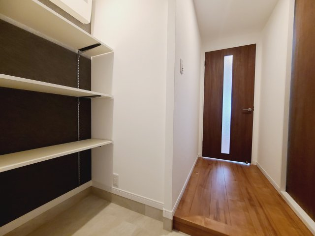 ロワールマンション井尻2の玄関|【新設】玄関横には収納棚設置、靴を置いても飾り棚としても使えます。