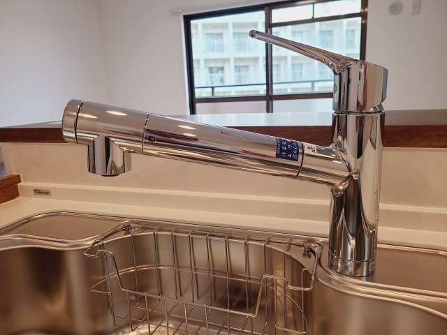 ロワールマンション井尻2のキッチン|【新品】浄水器内蔵・可動式のシャワーヘッド。システムキッチンは家事をずっと楽にしてくれる。