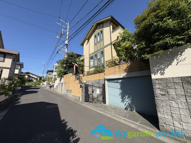 藤沢市鵠沼藤が谷三丁目一戸建ての前面道路含む現地写真|前面道路含む現地写真です