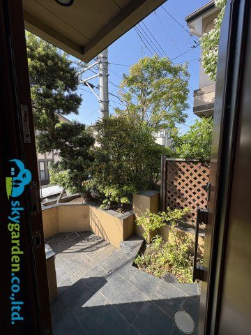 藤沢市鵠沼藤が谷三丁目　中古戸建のその他|玄関前の様子