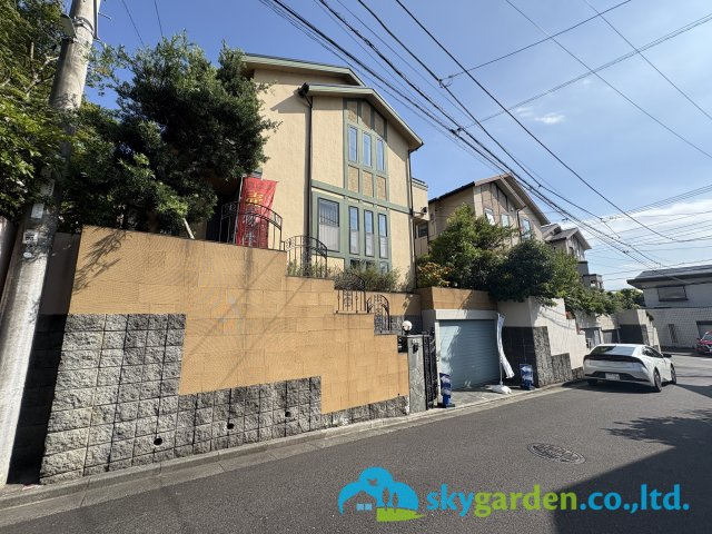 藤沢市鵠沼藤が谷三丁目　中古戸建の前面道路含む現地写真|鵠沼らしい、落ち着きある閑静な住宅地
