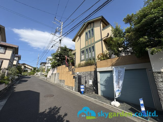 藤沢市鵠沼藤が谷三丁目　中古戸建の前面道路含む現地写真