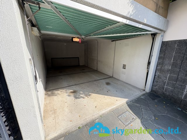 藤沢市鵠沼藤が谷三丁目　中古戸建の駐車場|騒音の少ない電動オーバースライドドア付の地下車庫
幅約３ｍ・奥行約5.5ｍ・高さ約1.78ｍまで（ドア金具あるため