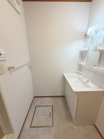 リゾ宝塚の洗面所|明るい洗面所です