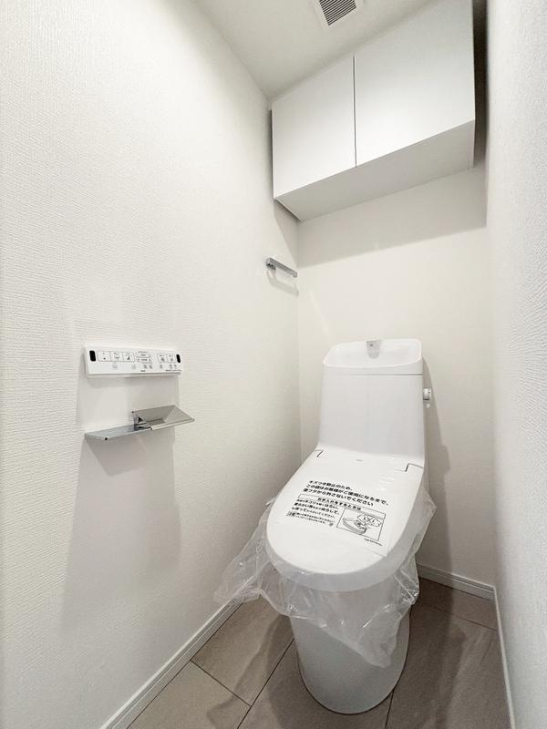 グランシティ東京イーストⅡのトイレ|【温水洗浄機能付きトイレ新規交換済み】
清潔感あるシンプルなトイレスペースとなっております。