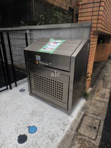 Smart space 都立家政 (スマートスペース都立家政)のエントランス|敷地内ゴミ置場