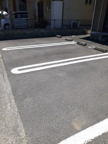 アットホーム石井の駐車場|車をお持ちの方に嬉しい駐車場付きの物件です