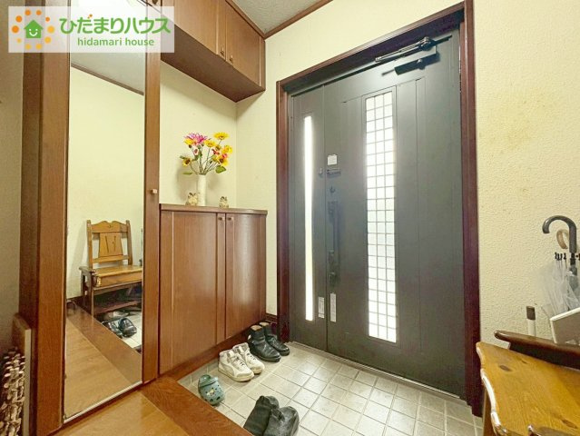 日立市西成沢町4丁目　中古戸建の玄関|"収納力のあるシューズボックスは姿見付き。
お出掛け前に身だしなみをチェックしましょう！"