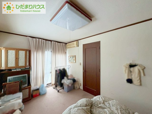 日立市西成沢町4丁目　中古戸建の洋室|バルコニーに面していて、たっぷり光りの入る明るい主寝室です！