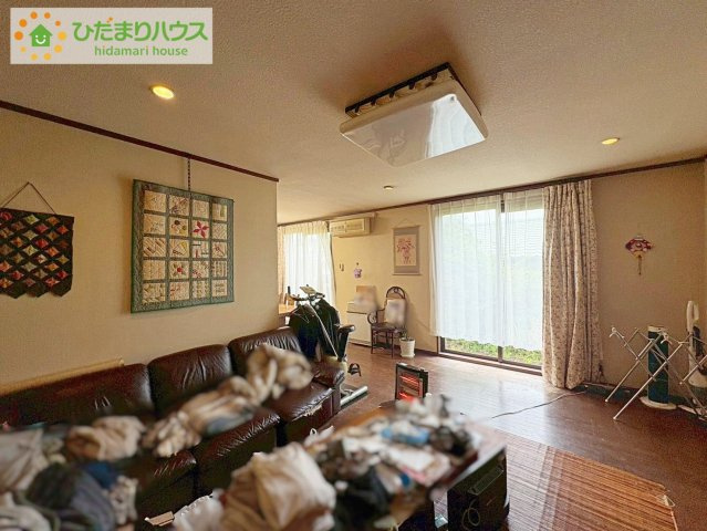 日立市西成沢町4丁目　中古戸建の居間・リビング|リビング大きな窓からは、暖かな日の光が降り注ぎます・・・