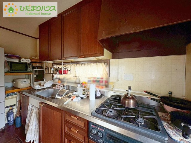 日立市西成沢町4丁目　中古戸建のキッチン|3口コンロでお料理する時間も短くなりそうですね(*‘∀‘)