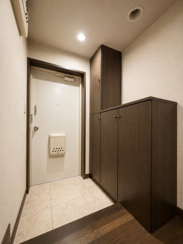 落ち着いた木目調の大型シューズボックスを完備。※現地の撮影写真を基にCG加工編集を行っております。