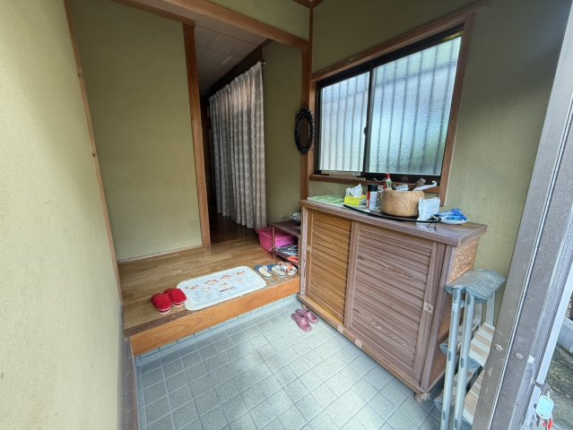 貝塚市窪田　中古戸建の玄関