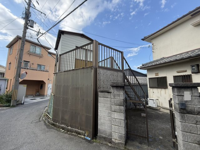 貝塚市窪田　中古戸建の前面道路含む現地写真