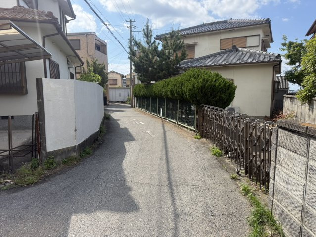 貝塚市窪田　中古戸建の前面道路含む現地写真
