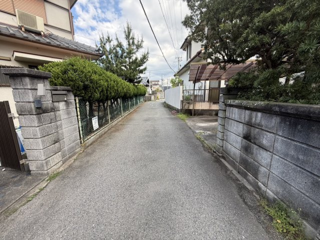 貝塚市窪田　中古戸建の前面道路含む現地写真