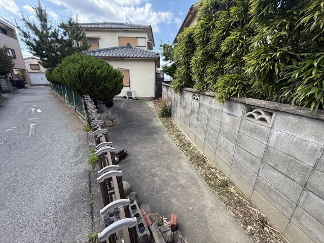 貝塚市窪田　中古戸建の前面道路含む現地写真