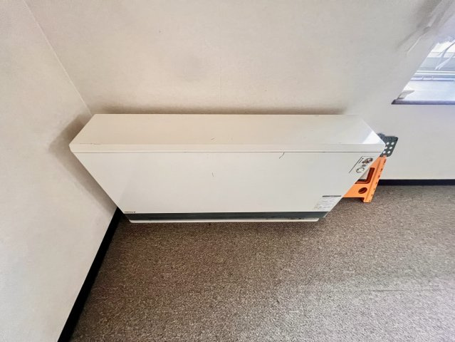【蓄熱暖房】 寒い季節もやさしい暖かさで包み込む蓄熱暖房を採用。お部屋全体をムラなく暖めます。