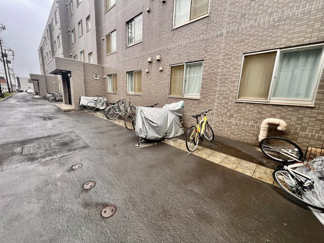 【駐輪場】 敷地内に駐輪スペースを完備。通勤や通学、お買い物にも便利で、自転車を利用するご家族も安心