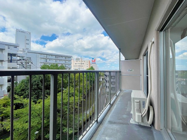 久喜スカイハイツのバルコニー|ドキドキの新生活も、安心してスタート。ぴったりの住まいを見つけませんか？クランディアが一緒に住まい選びをサポートします‼　まずは、お気軽にお問合せください　＃クランディア