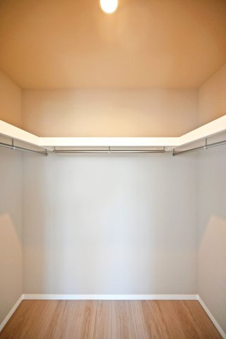 西宮市今津久寿川町新築一戸建て｜4LDK＋駐車2台可の収納|主寝室想定7帖（3F）
ウォークインクローゼット完備しているので、普段の衣類や季節もの、趣味のアイテムまでまとめて収納できます。