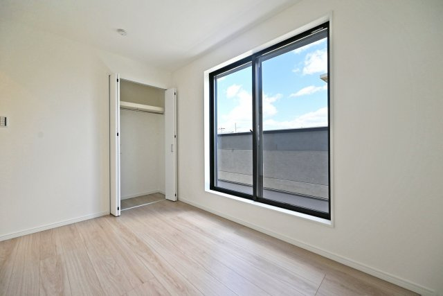 西宮市今津久寿川町新築一戸建て｜4LDK＋駐車2台可の収納|洋室5帖（3F）
バルコニーに面した明るいお部屋です。